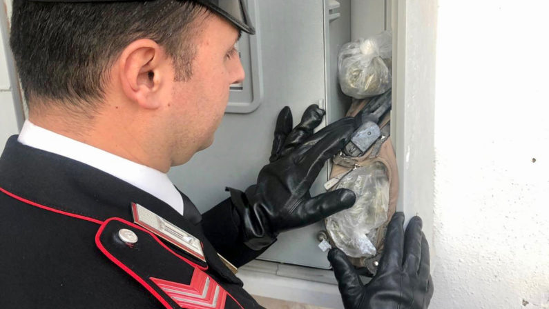 Carabinieri sequestrano occorrente per rapina e oltre 200 dosi di droga