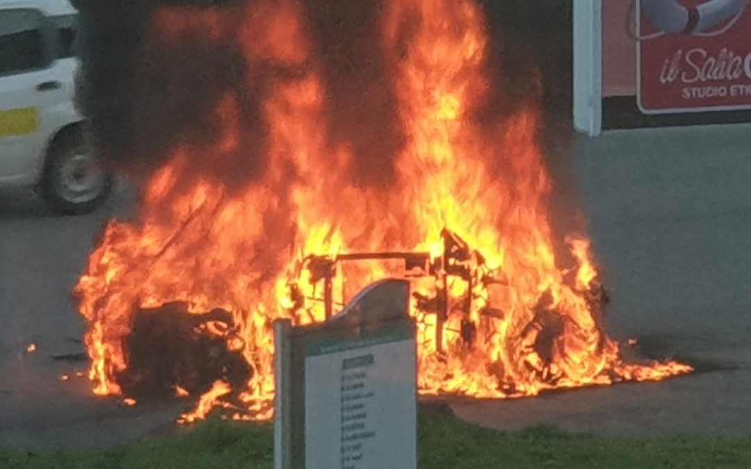 Auto distrutta dalle fiamme a Castrolibero