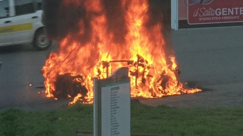 Auto distrutta dalle fiamme a Castrolibero - VIDEO