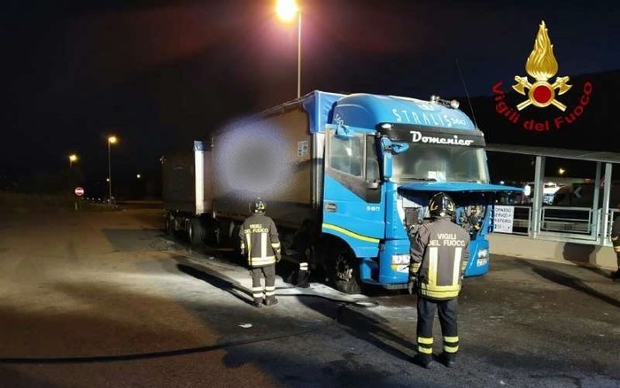 Autotreno in fiamme sull'autostrada, intervengono i vigili del fuoco