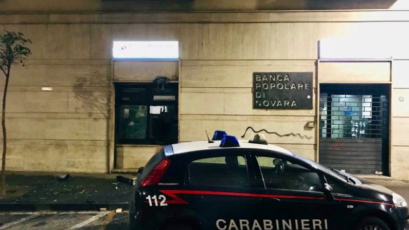 Tentano di forzare un Atm con una bomba carta