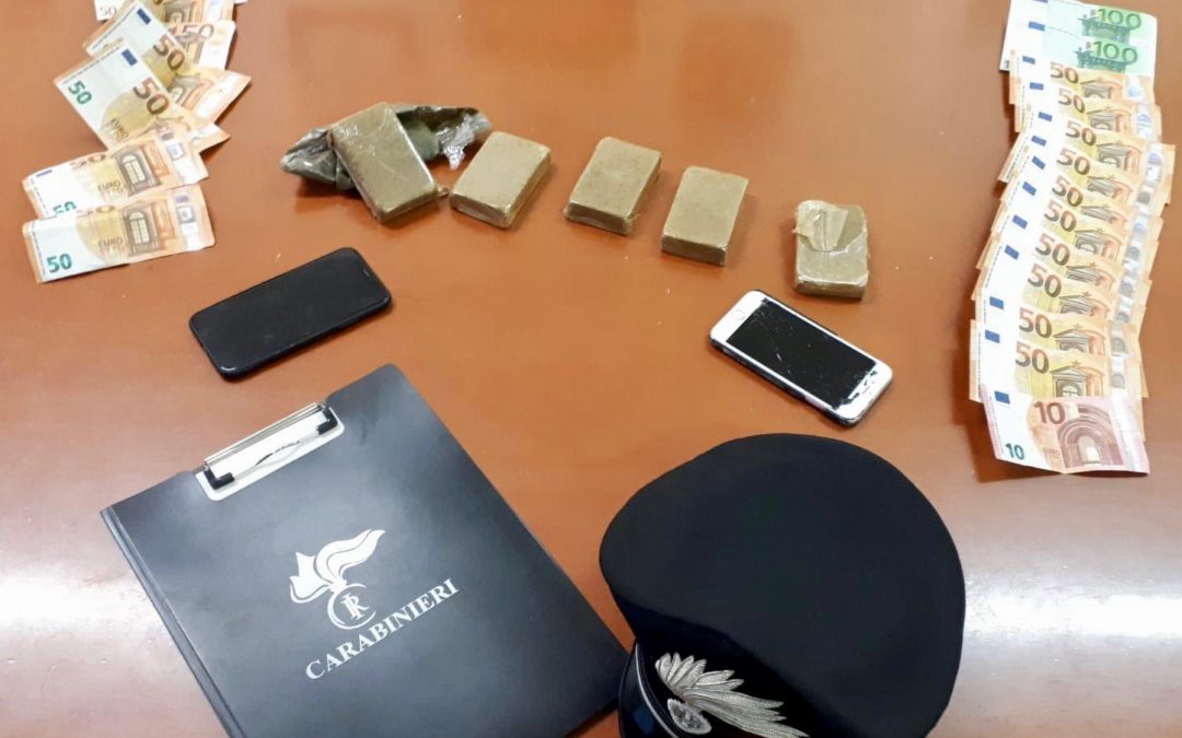 Quasi mezzo chilo di hashish sotto al tappetino,  2 giovani arrestati