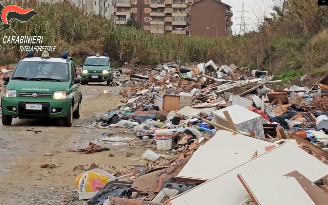 Una maxi discarica abusiva lungo il Crati, sei denunce per la gestione illecita dei rifiuti