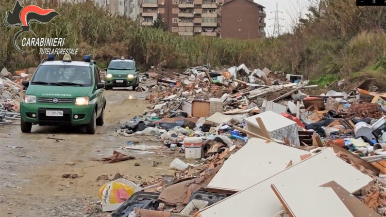 Una maxi discarica abusiva lungo il Crati, sei denunce per la gestione illecita dei rifiuti - VIDEO