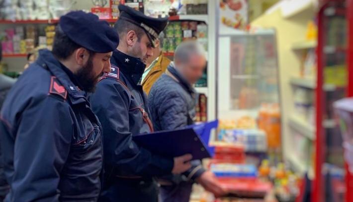 Napoli, controlli alle attività commerciali etniche, insetti e parassiti, sequestrati diversi chili di carne