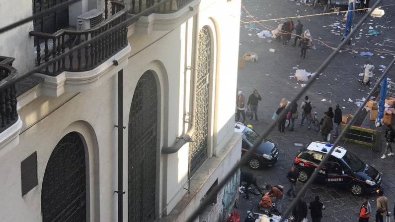 Carabinieri sgomberano il "suq" di Via Marvasi a Napoli