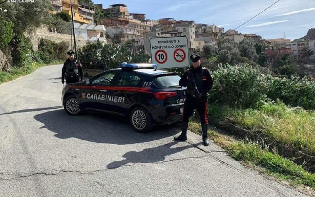 Un posto di blocco dei carabinieri a Montebello Jonico (foto di archivio)