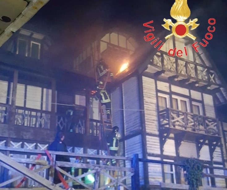 A fuoco lo storico "Albergo delle Fate" di Taverna, focolai sotto il tetto in legno