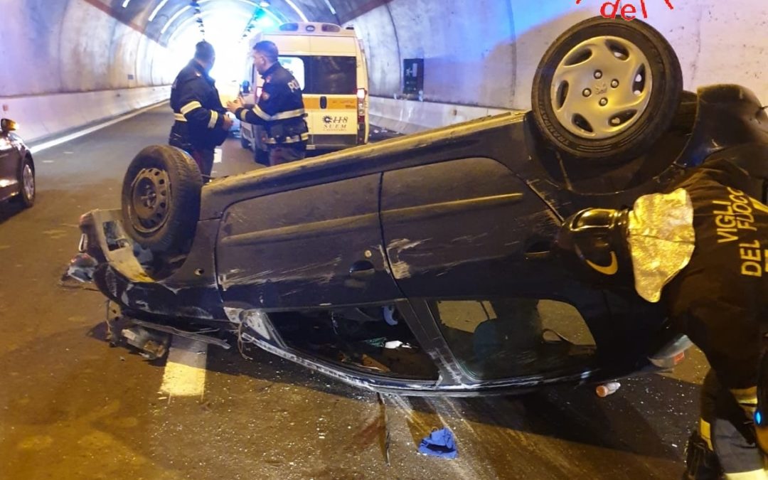 Auto si ribalta sulla statale 106 nel Catanzarese: 9 persone a bordo tra adulti e bambini, 2 feriti gravi