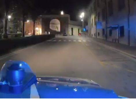 VIDEO - "Non avere paura": la polizia fa sentire la canzone di Tommaso Paradiso per le strade deserte di Catanzaro