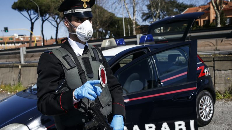 Lo fermano i carabinieri e tenta di ingoiare la cocaina, arrestato un 41enne nel Catanzarese