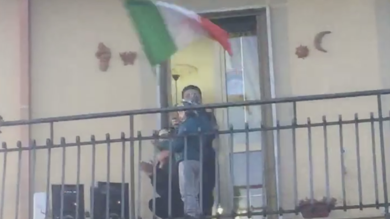 Coronavirus, anche nel Catanzarese si canta dal balcone per combattere l'isolamento – VIDEO