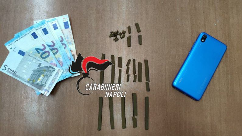 Qualiano: vende hashish in strada, pusher 19enne arrestato