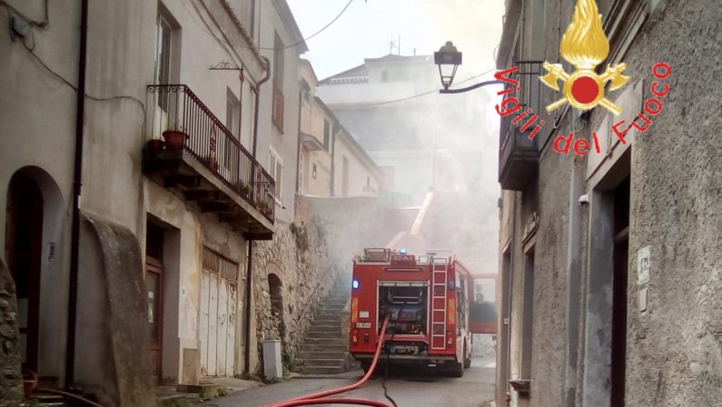 Incendio distrugge una casa nel Catanzarese, feriti padre e figlio