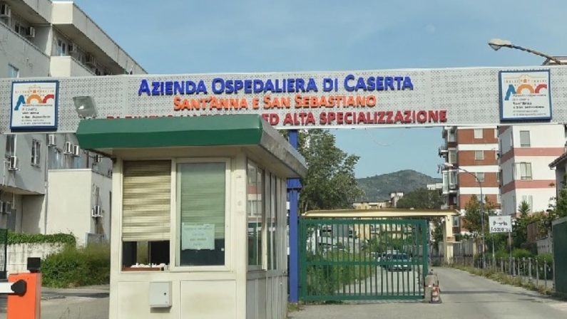 Neonata morta in culla nel Casertano con ecchimosi e scottature: disposta l'autopsia