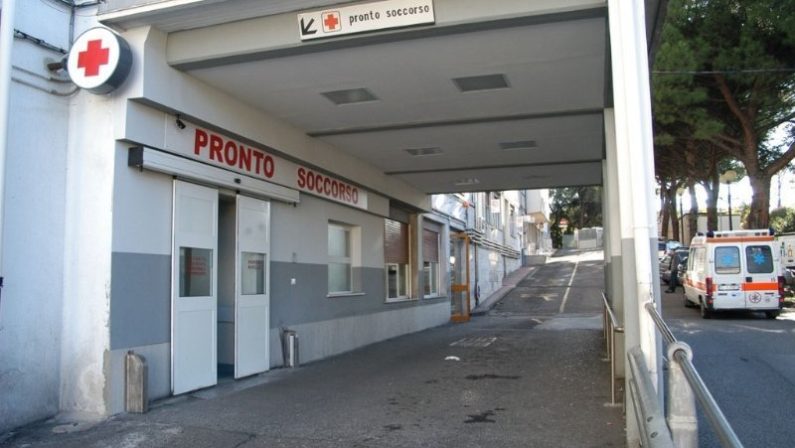 Acerra, calci e pugni alla porta del pronto soccorso, arrestato 59enne