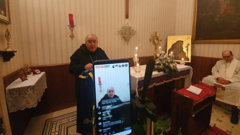 Reggio Calabria, il vescovo Morosini celebra in streaming una messa per tutti i defunti senza funerale