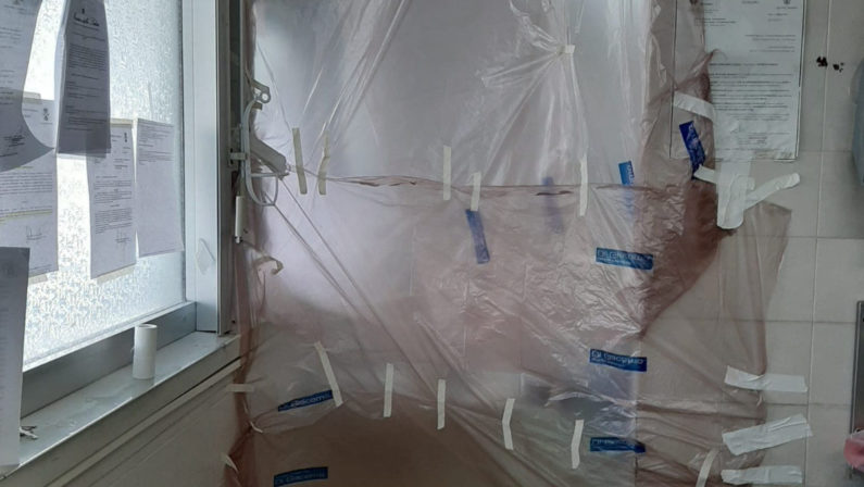 SenzaNodi: «Ospedale di Lamezia, nastro adesivo e plastica per tutelarsi dal coronavirus»