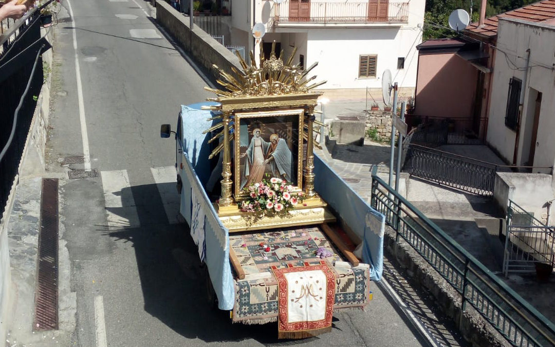 Rocca Imperiale, il coronavirus non ferma la processione della Madonna della Nova: i fedeli salutano dai balconi