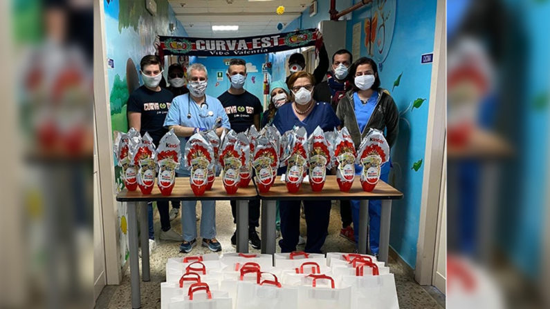 Vibo Valentia, i tifosi della Vibonese regalano uova di Pasqua ai bambini ricoverati in Pediatria