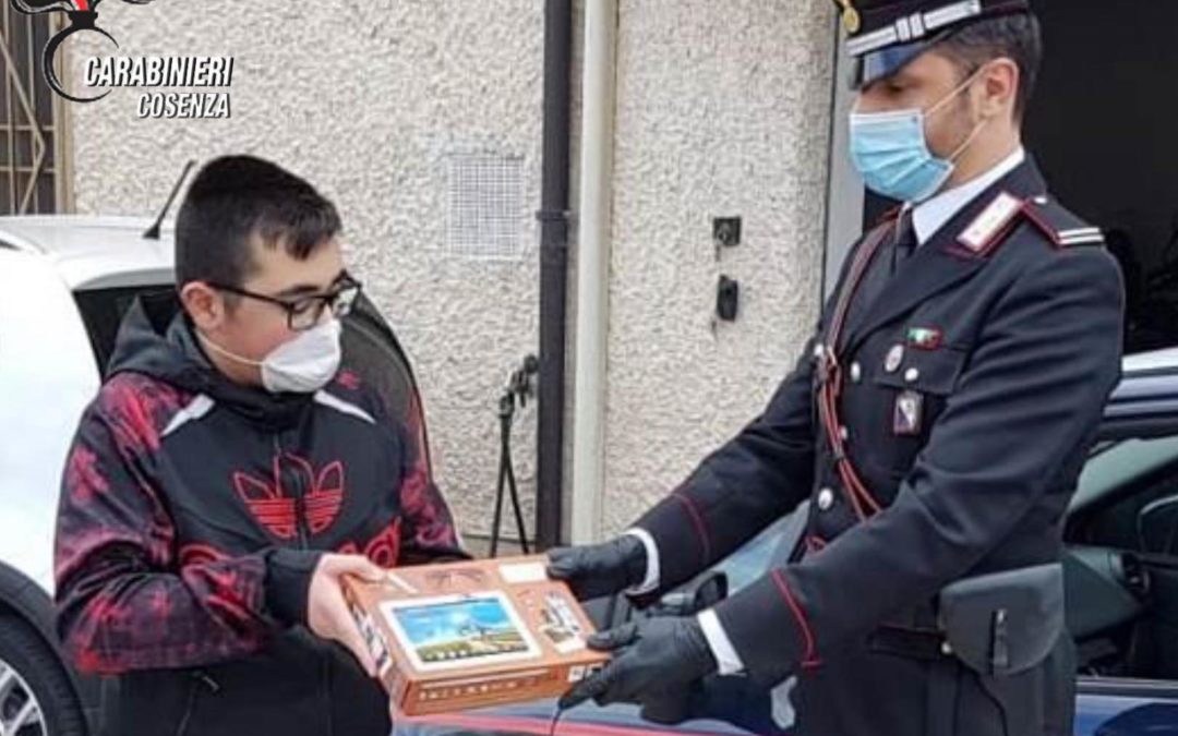 Coronavirus, i carabinieri distribuiscono tablet agli studenti di Rende