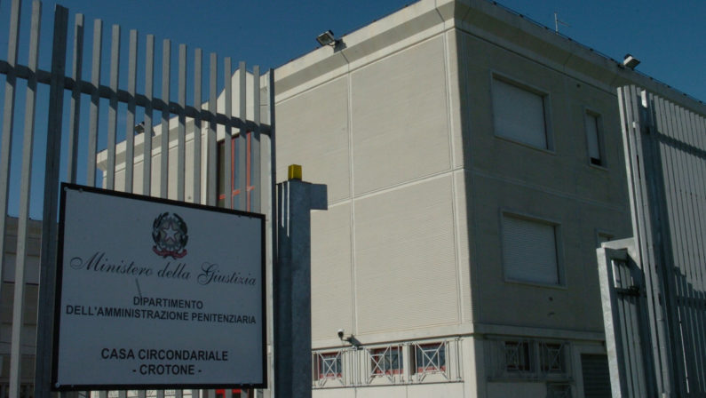 Covid, focolaio nel carcere di Crotone: 29 detenuti positivi