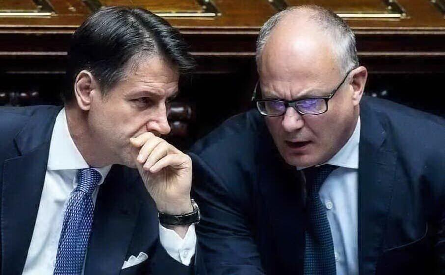 Il premier Giuseppe Conte e il ministro Roberto Gualtieri