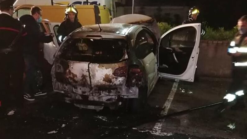 Vibo Valentia, un incendio distrugge l'auto del parroco di San Giuseppe