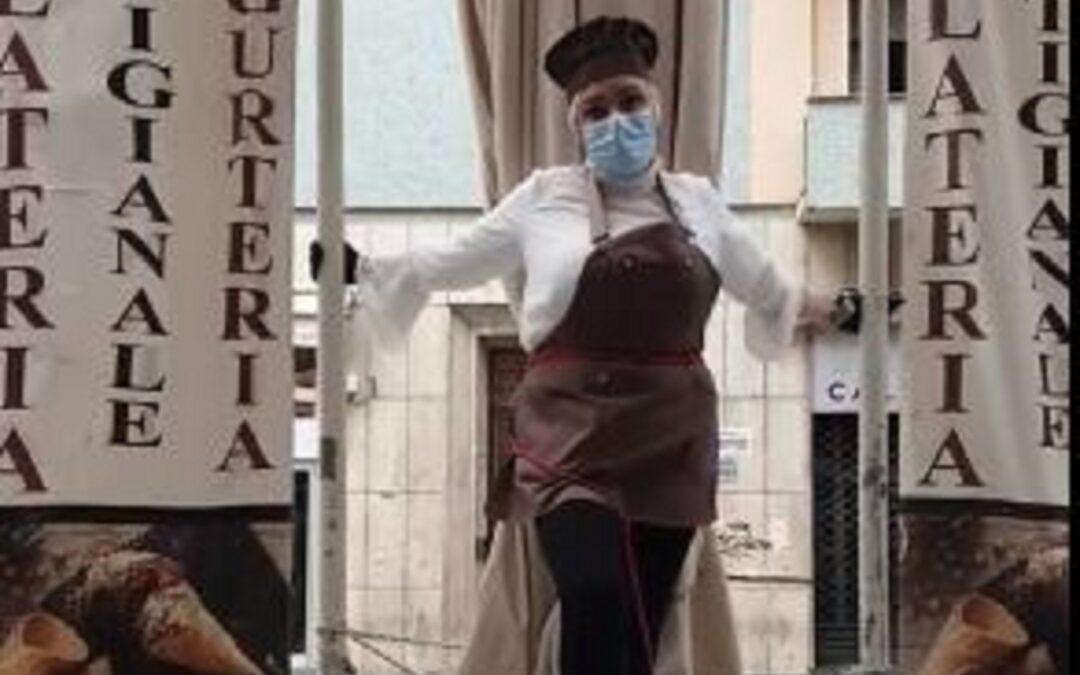 Giovanna, la titolare di un bar di Cosenza durante la sua protesta