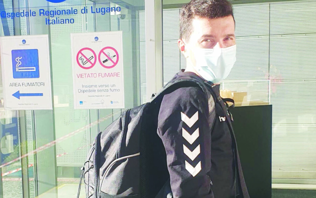 Pozzovivo ieri mattina all’ingresso dell’ospedale di Lugano