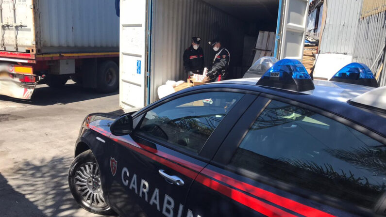 Napoli, maxi sequestro di sigarette stoccate in un container