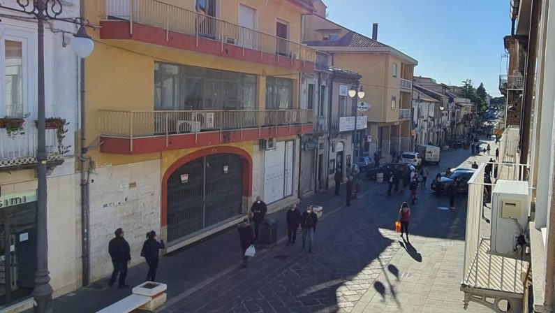 Coronavirus, a Vibo troppa gente in giro il sindaco minaccia restrizioni. Anche a Pizzo presenze eccessive in strada