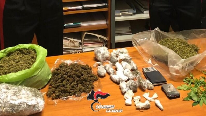 Carabinieri seguono tossicodipendente e scoprono una casa dove si spacciava droga a Catanzaro, arresti