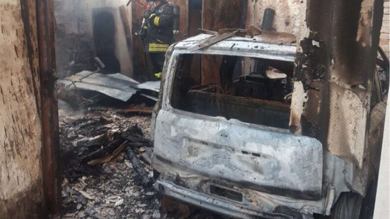 Incendio in un box auto nel Vibonese: distrutta un'auto e diverse attrezzature agricole