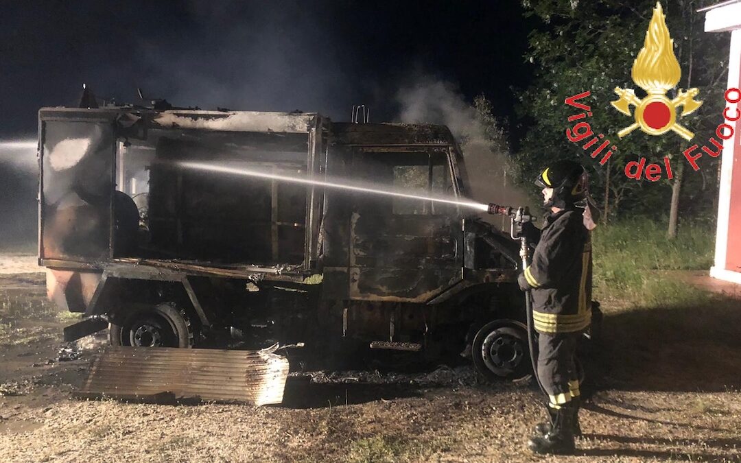 In fiamme un mezzo di Calabria Verde nel Soveratese, non si esclude l’origine dolosa dell’incendio