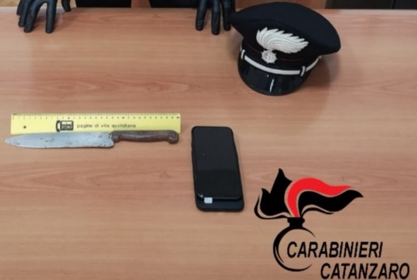 Rapina in pieno centro a Catanzaro: punta il coltello per rubare un cellulare e 25 euro, arrestato