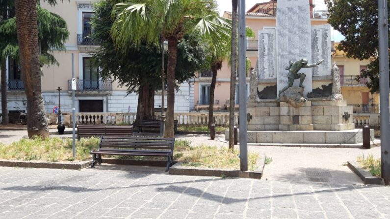 Accoltellato in piazza nel giorno della festa patronale, individuato assalitore