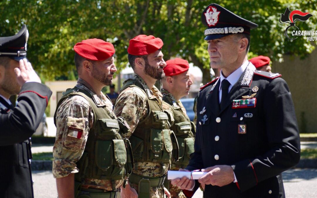 Il generale dei carabinieri Paterna assegna gli encomi ai militari Vibonesi