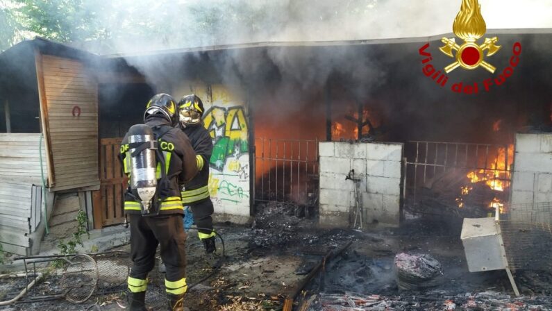 Catanzaro, bruciata in un incendio una struttura in legno nella zona sud della città