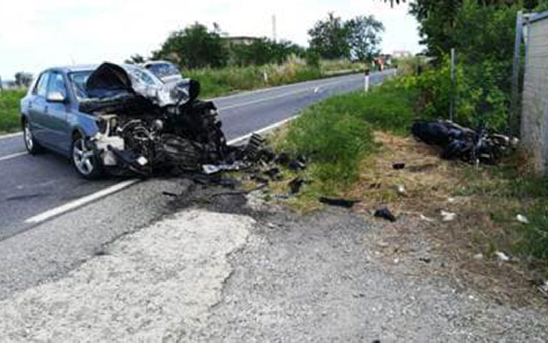 Tragedia nel cosentino, scontro tra un’auto e una moto: un morto e due feriti