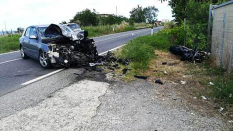 Tragedia nel cosentino, scontro tra un'auto e una moto: un morto e due feriti