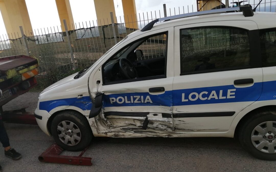 L'auto dei vigili urbani coinvolta nell'incidente