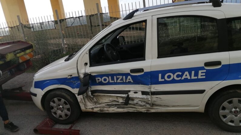 Incidente a Pizzo, feriti due vigili urbani: da riparare l'unica auto in dotazione alla Polizia municipale