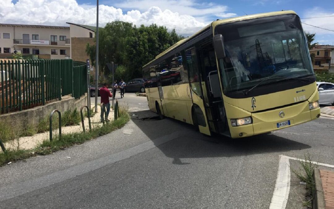 L'autobus rimasto incastrato