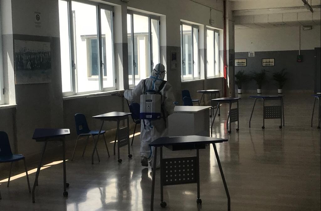 FOTO – Le operazioni di sanificazione all’istituto Nautico di Pizzo