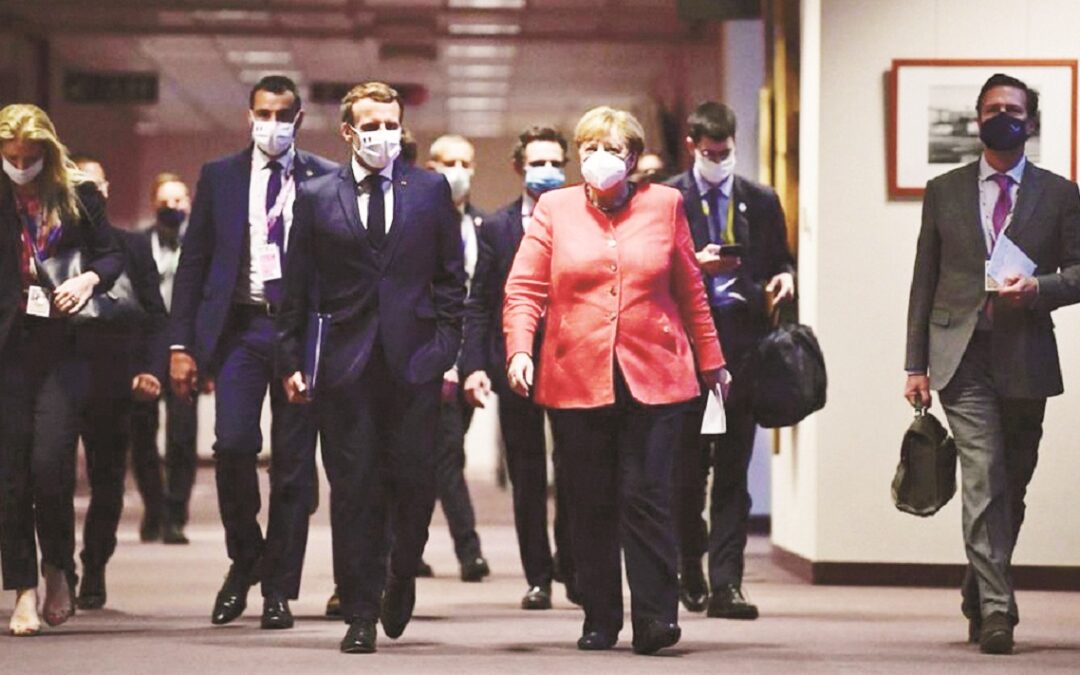 Il presidente Macron e la cancelliera Merkel in una pausa della lunghissima trattativa al Consiglio d’Europa