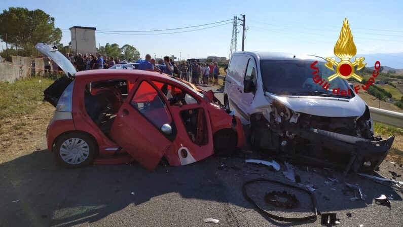 Tragedia a Cutro: muore una donna in uno scontro frontale tra un'auto e un furgone, altri due feriti gravi