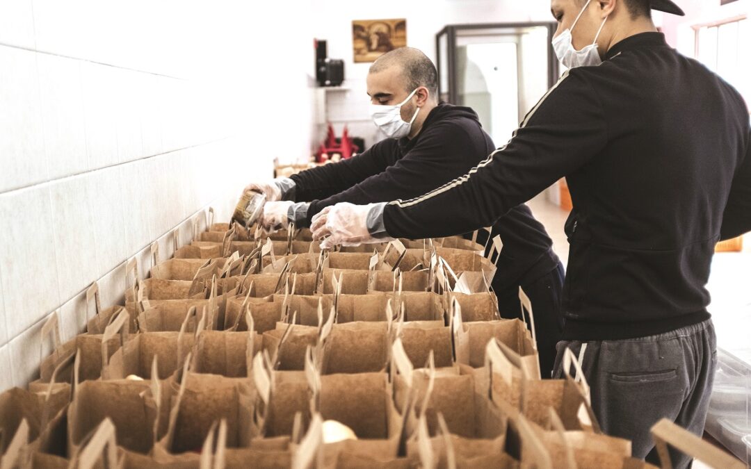 Ristoratori preparano i cestini per il pranzo