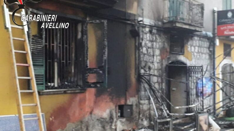 In fiamme un bar del centro storico di San Martino Valle Caudina. Indagano i carabinieri