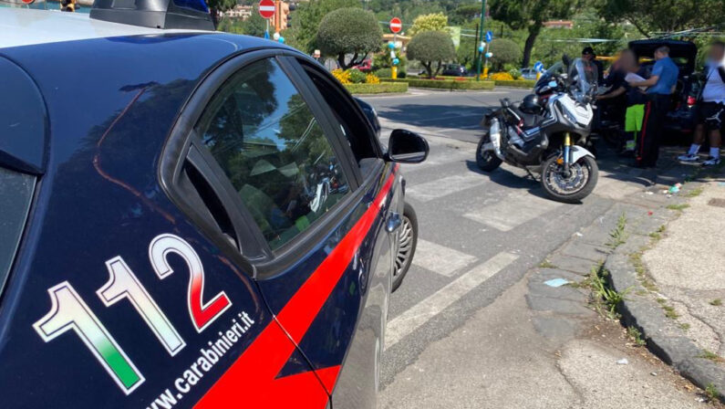 Napoli: controlli dei carabinieri per prevenire gli incidenti, oltre 4.000 le persone trovate alla guida di auto e moto senza la patente, assicurazione e revisione